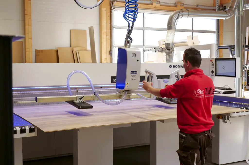 Vacuum Lifter Optimizes Panel Handling at Züfle Carpentry